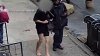 Video muestra a víctima de tortura en NYC en la calle tras escapar y pide ayuda a un policía