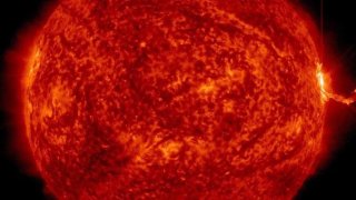 El Observatorio Solar de la NASA captó el momento de una de las llamaradas, que se aprecia a la derecha de la imagen.