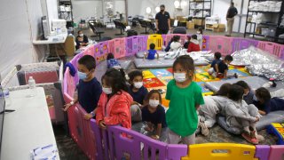 Niños juegan en una instalación de la agencia de aduanas y protección fronteriza estadounidense, en Donna, Texas, el 30 de marzo del 2021.
